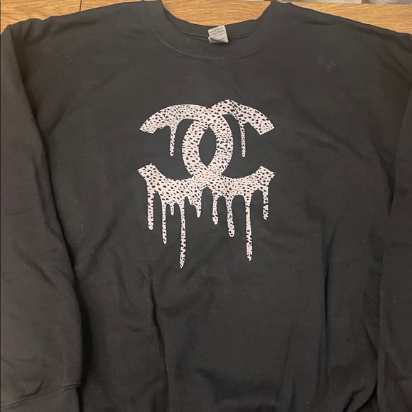 Tops - Double C black soft sweatshirt